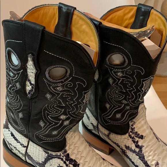 Snake skin pattern boots - Picture 2 of 9